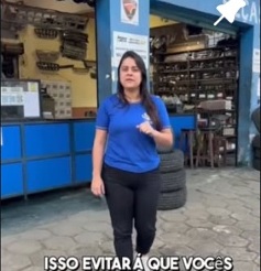 Integrante da equipe em um vídeo da loja